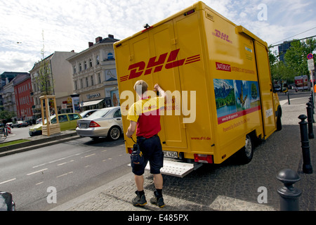DHL Paket elektrische Auto Stockfoto