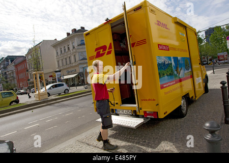 DHL Paket elektrische Auto Stockfoto