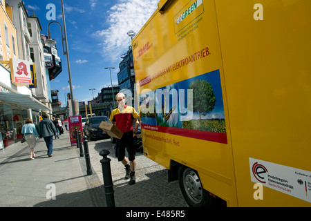 DHL Paket elektrische Auto Stockfoto