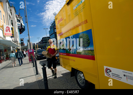 DHL Paket elektrische Auto Stockfoto