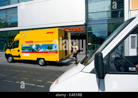 DHL Paket elektrische Auto Stockfoto