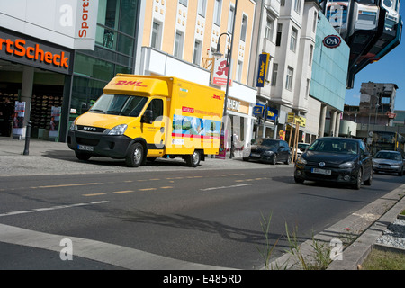 DHL Paket elektrische Auto Stockfoto