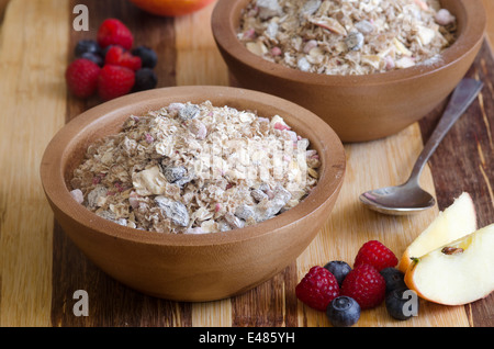 Gesundes Müsli mit Obst und Nüssen Stockfoto