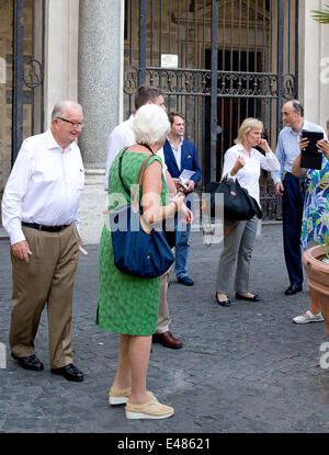 Prinz Lorenz von Belgien, Prinzessin Astrid, König Albert und Königin Paola kommen vor der Basilika unserer lieben Frau in Trastevere in Rom, wo sie für die Vorbereitungen für die Hochzeit von Prinz Amedeo von Belgien, 4. Juli 2014 trafen. Foto: RPE/Albert Nieboer - kein Draht-SERVICE Stockfoto