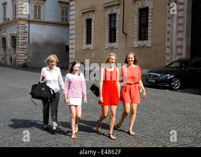 Prinzessin Astrid von Belgien, Prinzessin Laetitia Maria von Belgien, Prinzessin Maria Laura von Belgien, Prinzessin Luisa Maria von Belgien Fuß in Rom Trastevere, Italien, wo sie für die Vorbereitungen für die Hochzeit von Prinz Amedeo von Belgien, 4. Juli 2014 trafen. Foto: RPE/Albert Nieboer - kein Draht-SERVICE Stockfoto