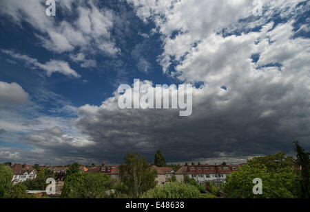 Wimbledon, London SW19 UK. 5. Juli 2014. Dramatische Wolken über Wimbledon am Tag der Womens Tennis-Finale. Bildnachweis: Malcolm Park Leitartikel/Alamy Live-Nachrichten Stockfoto