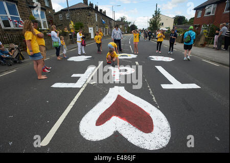 Killinghall Village, North Yorkshire, UK.  5. Juli 2014. Tour de France, Stufe 1. Bewohner in das Dorf Killinghall machen Sie sich bereit für die Tour de France-Fahrer auf ihrem Weg bis zur Ziellinie, 4 km entfernt in Harrogate, UK durchzukommen. Bildnachweis: LeedsPRPhoto/Alamy Live-Nachrichten Stockfoto