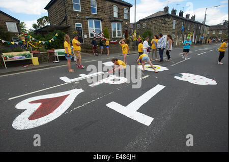 Killinghall Village, North Yorkshire, UK.  5. Juli 2014. Tour de France, Stufe 1. Bewohner in das Dorf Killinghall machen Sie sich bereit für die Tour de France-Fahrer auf ihrem Weg bis zur Ziellinie, 4 km entfernt in Harrogate, UK durchzukommen. Bildnachweis: LeedsPRPhoto/Alamy Live-Nachrichten Stockfoto