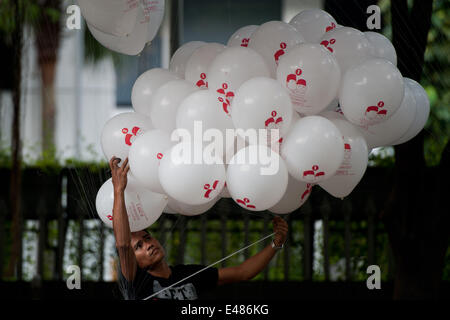 Jakarta, Indonesien. 5. Juli 2014. Ein Ballon-Verkäufer bereitet Luftballons mit Bildern von indonesischen Präsidentschaftskandidaten während einer Kampagne in Jakarta, Indonesien, 5. Juli 2014. Indonesien hält die Präsidentschaftswahlen am 9. Juli. © Veri Sanovri/Xinhua/Alamy Live-Nachrichten Stockfoto