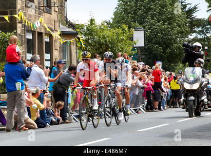 Addingham, Yorkshire. 5. Juli 2014. Radfahrer unter der Leitung von Nicolas Edet von Frankreich, in die erste Etappe der Tour de France durchlaufen die Yorkshire Addingham, mit jubelnden Massen und Sonnenschein. Bildnachweis: Christina Bollen/Alamy Live-Nachrichten Stockfoto