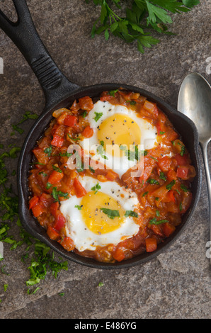 Shakshuka in einer Pfanne Stockfoto
