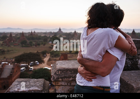 Ein junges Paar umarmt und Sonnenuntergang auf der Oberseite Shwesandaw Tempel in Bagan, Myanmar (Burma) Stockfoto