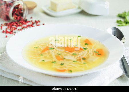 Hühnersuppe mit Nudeln Stockfoto