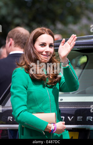 Catherine, Herzogin von Cambridge GCVO, ein Mitglied der britischen Königsfamilie Kate, auf einem königlichen Rundgang mit Besuch des Dorfes West Tanfield vor der Ankunft des Tour de France Pelotons. Das Dorf hat vor allem die “Le Grand Abfahrt umarmt. Die Tour de France ist die größte jährliche Sportveranstaltung der Welt. Es ist das erste Mal, dass Le Tour den Norden Englands besucht hat, nachdem sie zuvor nur die Südküste und die Hauptstadt besucht hatte. Stockfoto