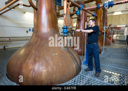 Stillsman und Kupfer Spirit Stills in Stillshouse bei Talisker-Whisky-Destillerie macht single-Malt in Isle Of Skye, Schottland Stockfoto