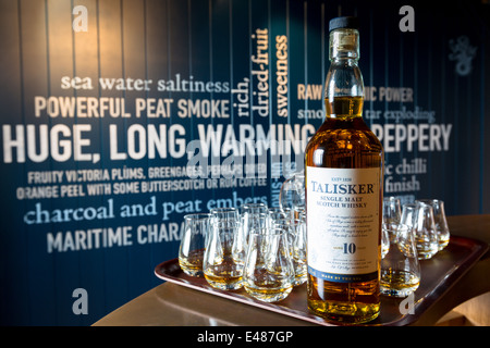 Flasche des 10-jährigen Talisker single-Malt Scotch Whiskygläser zur Verkostung auf Besucher-Tour in der Destillerie, Isle Of Skye, Schottland Stockfoto