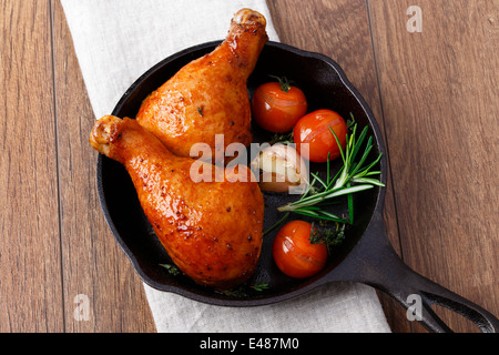 Gebratene Hähnchenschenkel in einer Pfanne Stockfoto