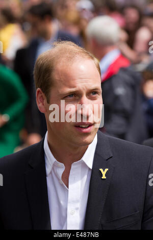 West Tanfield, Yorkshire, Großbritannien. Juli 2014. Der Herzog und die Herzogin von Cambridge, William und Kate, königlicher Rundgang mit Besuch des Dorfes vor der Ankunft des Pelotons der Tour de France. Das Dorf hat sich besonders dem „Le Grand Abfahrt“ angenommen und war Gastgeber einer Fanzone, eines Lebensmittel- und Handwerksmarktes und einer Marktstände, die mit einem neuen Bier – Tour de Ale – gefeiert werden. Die Tour de France ist die größte jährliche Sportveranstaltung der Welt. Es ist das erste Mal, dass Le Tour den Norden Englands besucht hat, nachdem sie zuvor nur die Südküste und die Hauptstadt besucht hat. Stockfoto