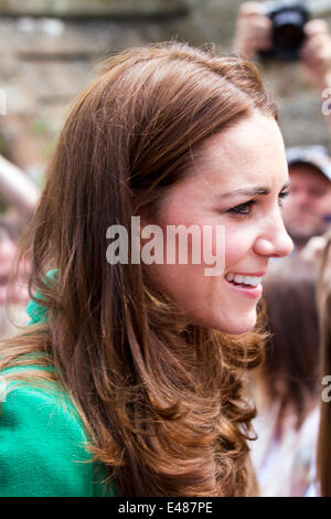 Catherine, Herzogin von Cambridge GCVO, ein Mitglied der britischen Königsfamilie Kate, auf einem königlichen Rundgang mit Besuch des Dorfes West Tanfield vor der Ankunft des Tour de France Pelotons. Das Dorf hat vor allem die “Le Grand Abfahrt umarmt. Die Tour de France ist die größte jährliche Sportveranstaltung der Welt. Es ist das erste Mal, dass Le Tour den Norden Englands besucht hat, nachdem sie zuvor nur die Südküste und die Hauptstadt besucht hatte. Stockfoto