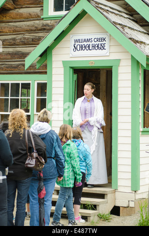 Lehrerin im Schulhaus Reenactment in Altgold Altstadt Barkerville, British Columbia, Kanada. Stockfoto