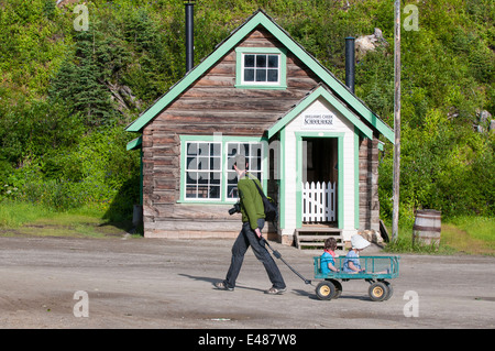 Vater ziehen Kinder am wichtigsten Straße historischen Blockhaus aus Holz stürzen Gebäude Altgold Stadt Barkerville, British Columbia, Kanada. Stockfoto
