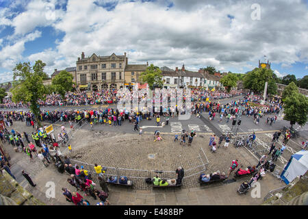 Skipton, North Yorkshire, UK. 5. Juli 2014 – erstrahlt ein fisheye Blick auf die North Yorkshire Marktstadt Skipton in Sonnenschein als 2014-Tour de France Grand Depart durchläuft. Die Stadt zog angeblich, Massen von mehr als 20.000 Menschen um dem Ereignis beizuwohnen. Bildnachweis: Thomas Holmes/Alamy Live-Nachrichten Stockfoto