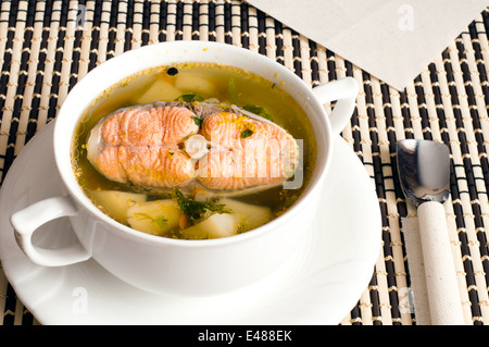 Fisch Suppe Diät schlank schnell Forelle Lachs rot grün frischer Fenchel Zwiebeln weiß Tisch Tischdecke Geschirr essen Fertiggerichte Suppenterrine Stockfoto