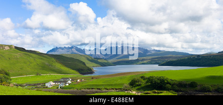 Cuillin Gebirge - Cullins - Croft Farm, Schafe und Loch Harport auf Isle Of Skye in den Highlands und Inseln Schottlands Stockfoto