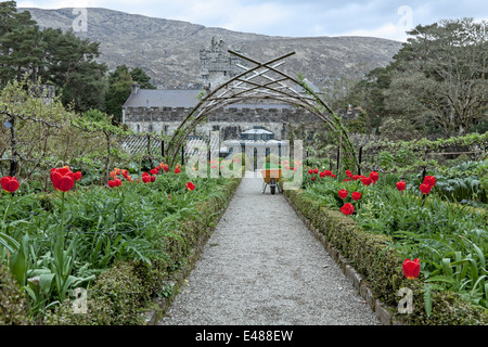 Frühling im ummauerten Garten am Glenveagh Castle, Glenveagh Nationalpark, Churchill, Co. Donegal, Irland. Stockfoto