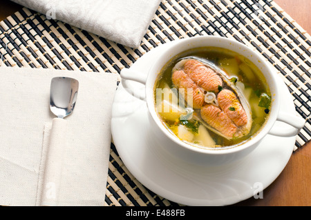 Fisch Suppe Diät schlank schnell Forelle Lachs rot grün frischer Fenchel Zwiebeln weiß Tisch Tischdecke Geschirr essen Fertiggerichte Suppenterrine Stockfoto
