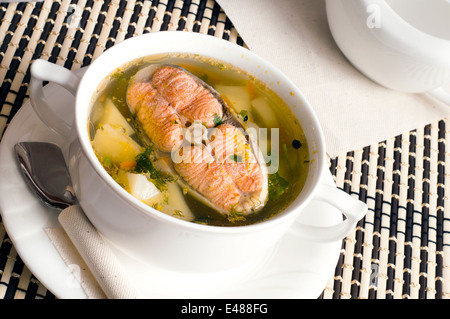 Fisch Suppe Diät schlank schnell Forelle Lachs rot grün frischer Fenchel Zwiebeln weiß Tisch Tischdecke Geschirr essen Fertiggerichte Suppenterrine Stockfoto