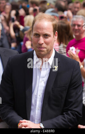 West Tanfield, Yorkshire, Großbritannien. Juli 2014. Der Herzog und die Herzogin von Cambridge, William und Kate, königlicher Rundgang mit Besuch des Dorfes vor der Ankunft des Pelotons der Tour de France. Das Dorf hat sich besonders dem „Le Grand Abfahrt“ angenommen und war Gastgeber einer Fanzone, eines Lebensmittel- und Handwerksmarktes und einer Marktstände, die mit einem neuen Bier – Tour de Ale – gefeiert werden. Die Tour de France ist die größte jährliche Sportveranstaltung der Welt. Es ist das erste Mal, dass Le Tour den Norden Englands besucht hat, nachdem sie zuvor nur die Südküste und die Hauptstadt besucht hat. Stockfoto