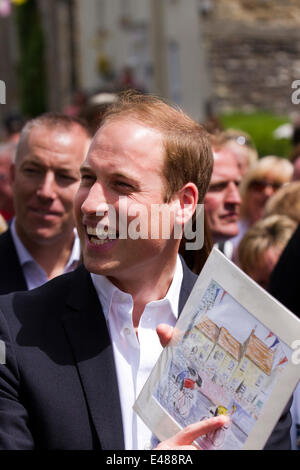 West Tanfield, Yorkshire, Großbritannien. Juli 2014. Der Herzog und die Herzogin von Cambridge, William und Kate, königlicher Rundgang mit Besuch des Dorfes vor der Ankunft des Pelotons der Tour de France. Das Dorf hat sich besonders dem „Le Grand Abfahrt“ angenommen und war Gastgeber einer Fanzone, eines Lebensmittel- und Handwerksmarktes und einer Marktstände, die mit einem neuen Bier – Tour de Ale – gefeiert werden. Die Tour de France ist die größte jährliche Sportveranstaltung der Welt. Es ist das erste Mal, dass Le Tour den Norden Englands besucht hat, nachdem sie zuvor nur die Südküste und die Hauptstadt besucht hat. Stockfoto