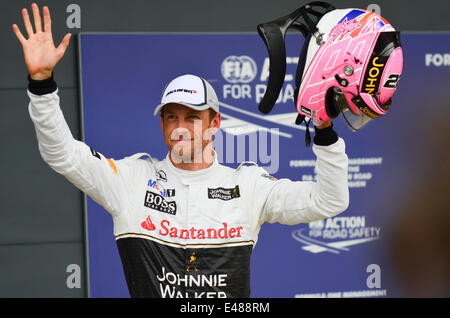 Jenson Button (GBR), McLaren F1 Team, das einen rosa Helm, in Erinnerung an seinen Vater in diesem Jahr verstorbenen trägt, feiert Qualifikation 3. (dritte) beim britischen Formel 1 Grand Prix, Silverstone im Vereinigten Königreich. Stockfoto