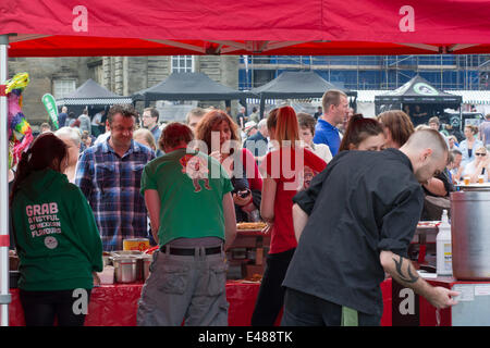 Die Sonne kam heraus auf die Massen am Nachmittag 3. jährliche North East Chili Fest, Seaton Delaval Hall Samstag, 5. Juli 2014 Stockfoto