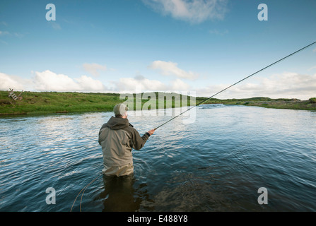 Mann Angeln auf Lachs in einer schönen Umgebung Stockfoto