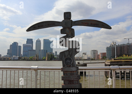 Meilenstein-stehend auf dem Greenwich-Meridian auf der Halbinsel Greenwich, London, England, UK. Stockfoto