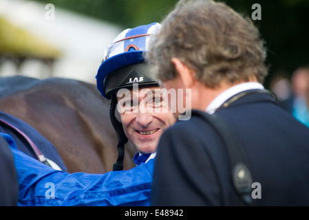 Jockey Dane O' Neil spricht mit Trainer, Lächeln Stockfoto