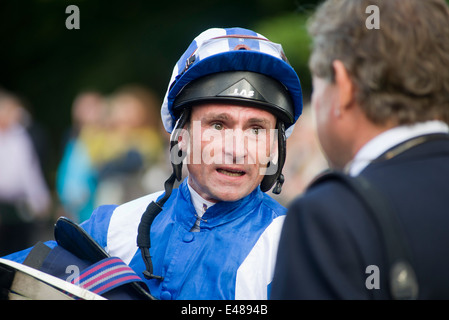 Jockey Dane O' Neil spricht mit trainer Stockfoto