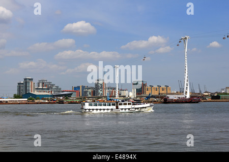 Emirates Air Line Seilbahn über den Fluss Themse bei North Greenwich, London, England, UK. Stockfoto