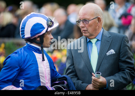 Jockey Silvestre De Sousa im Gespräch mit Besitzer Newmarket Racecourse Stockfoto