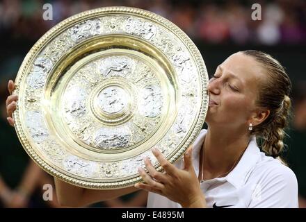 London, UK. 5. Juli 2014. Tschechische Republik Petra Kvitova posiert mit den Pokal bei der Siegerehrung nach Dameneinzel Finale gegen Kanadas Eugenie Bouchard bei der 2014 Wimbledon Championships in Wimbledon, Südwesten von London, am 5. Juli 2014-Spiel. Bildnachweis: Meng Yongmin/Xinhua/Alamy Live-Nachrichten Stockfoto