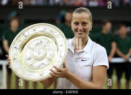 London, UK. 5. Juli 2014. Tschechische Republik Petra Kvitova posiert mit den Pokal bei der Siegerehrung nach Dameneinzel Finale gegen Kanadas Eugenie Bouchard bei der 2014 Wimbledon Championships in Wimbledon, Südwesten von London, am 5. Juli 2014-Spiel. Bildnachweis: Meng Yongmin/Xinhua/Alamy Live-Nachrichten Stockfoto