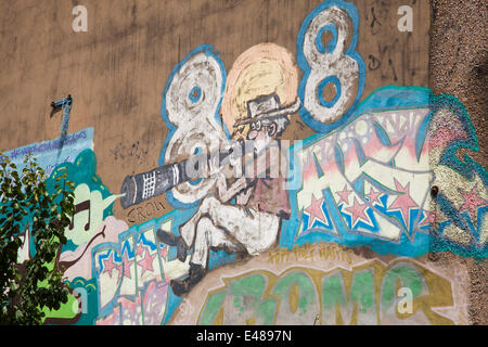 Shoreham Street, Sheffield, UK 5. Juli 2014. Ein Wandbild von Rolf Harris auf dem Sheffield Archiv-Gebäude soll überlackiert werden nach der Entertainer und Künstler wurde für 5 Jahre und 9 Monate für unzüchtige Handlungen gefangengesetzt. Rolf Harris malte das Selbstporträt in den 1990er Jahren auf dem Gebäude im Stadtzentrum von Sheffeild. Bildnachweis: Mark Richardson/Alamy Live-Nachrichten Stockfoto