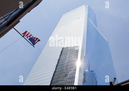 Das fertige Four World Trade Center in New York mit blauem Himmel und amerikanische Flagge Stockfoto