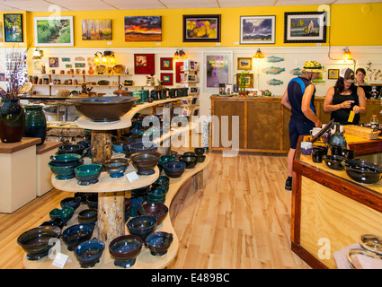 Besucher genießen Artwork in The Maverick Potter Galerie während der jährlichen Kleinstadt ArtWalk Festival Stockfoto