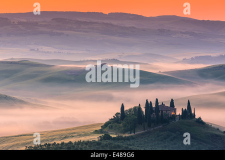 Berühmte Podere Belvedere im Morgenlicht, im Herzen der Toskana, in der Nähe von San Quirico in de Val d ' Orcia-Tal Stockfoto