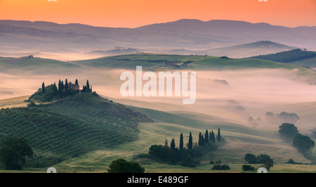 Berühmte Podere Belvedere im Morgenlicht, im Herzen der Toskana, in der Nähe von San Quirico in de Val d ' Orcia-Tal Stockfoto