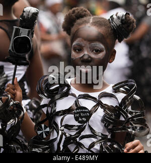 Paris, Frankreich. 5. Juli 2014. Kinder tanzen für die Mas Mele Float posiert für die Fotografen. Im 13. Jahr die Föderation der Carnaval tropischen organisiert hat zusammen eine Parade von mehr als 40 Schwimmern aus Frankreich, sowie Guadeloupe, Guyane, Martinique und La Réunion. Für das erste Jahr erwirbt der Karneval eine internationale Dimension mit der Anwesenheit von Verbänden aus Brasilien, Kolumbien und Vietnam. Bildnachweis: Cecilia Colussi/Alamy Live-Nachrichten Stockfoto