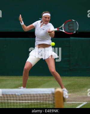 London, UK. 5. Juli 2014. Tennis, Wimbledon, AELTC, Ladie Einzel Finale: Eugenie Bouchard (CAN) gegen Petra Kvitova (CZE), im Bild: Petra Kvitova in Aktion. Foto: Tennisimages/Henk Koster Stockfoto